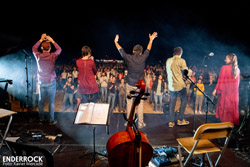 Concert d'Els Amics de Les Arts al Camp de Fútbol de Corçà dins el Festival Ítaca 